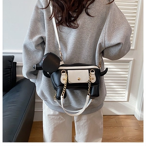 Détail d'un sac bandoulière teckel créatif avec design contrasté noir et blanc élégant