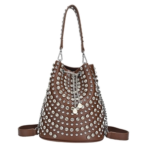 Borsa a secchiello marrone in pelle con strass argento e tracolla a catena moda