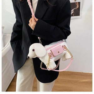 Détail du sac à bandoulière créatif en forme de teckel avec bordure rose et chaîne