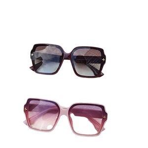 Lunettes de soleil carrées oversize pour femmes avec protection UV et décor floral doré