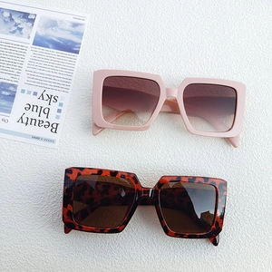 Vierkante oversized zonnebril in roze en schildpad met gradiënt glazen