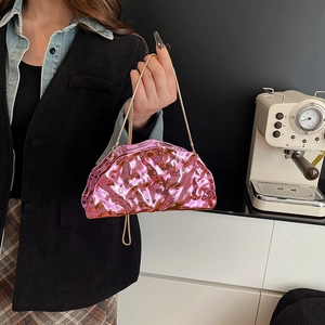 Borsa a conchiglia in acrilico rosa metallizzato con texture increspata e catena