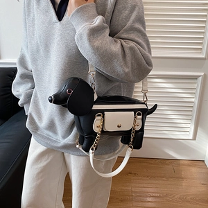 Sac bandoulière créatif en forme de teckel, cuir noir et blanc avec chaîne