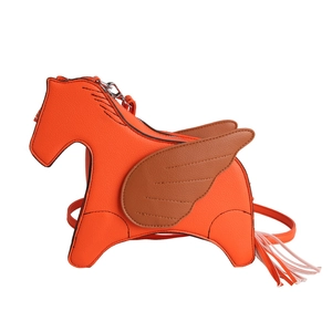 Sac bandoulière original en forme de cheval orange avec ailes brunes et queue à franges
