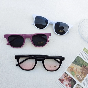 Lunettes de soleil carrées UV400 pour enfants en blanc, violet et noir sur fond épuré