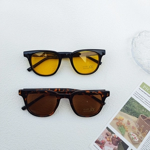 Lunettes de soleil carrées pour enfants en noir et écaille avec protection UV400