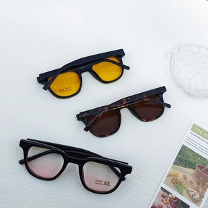 Détail de lunettes de soleil carrées vintage pour enfants avec protection UV400 en plusieurs couleurs