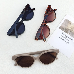 Detailed view of cat eye sunglasses showing temple measurements 13113 and CE mark