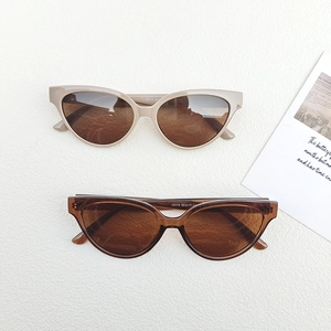 Retro cat-eye sunglasses set with beige and transparent brown frames for stylish women