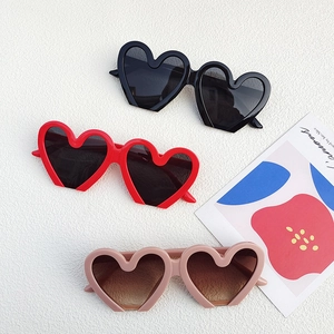 Lunettes de soleil festives en forme de cœur en noir, rouge et rose tendre