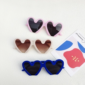 Lunettes de soleil cœur en rose, crème et bleu pour fêtes d'enfants et activités plein air