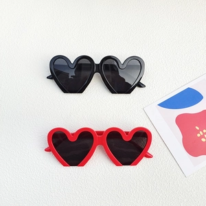 Lunettes de soleil tendance en forme de cœur rouge et noir pour fêtes et plein air