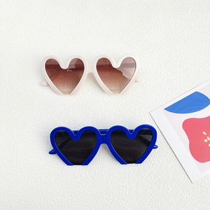 Lunettes de soleil coeur élégantes en beige et bleu pour fêtes et accessoires photo