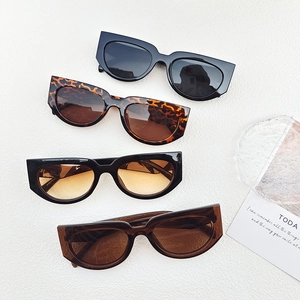 Lunettes de soleil rétro œil de chat et carrées en noir, écaille et marron translucide
