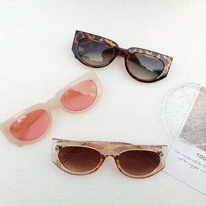 Trois paires de lunettes de soleil vintage œil-de-chat léopard, roses et marron sur blanc