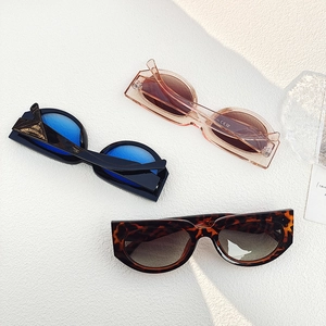 Trois paires de lunettes de soleil vintage à monture large en noir, marron clair et écaille