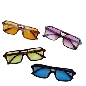Retro rectangle sunglasses with wide temples in leopard and black frames with colored lenses
