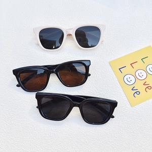 Übergroße quadratische Sonnenbrille mit schwarzen Gläsern und dickem Rahmen für UV-Schutz