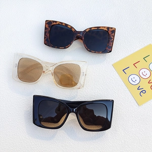 Occhiali da sole oversize chic con montatura quadrata leopardata, champagne e nera trendy