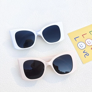 Occhiali da sole squadrati oversize alla moda in bianco e beige con lenti scure