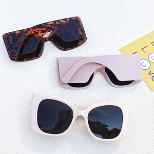 Dettagli di occhiali da sole squadrati vintage nei colori leopardo, rosa e bianco