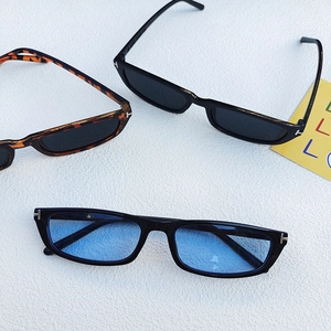 Retro rectangle sunglasses with T-shaped metal logo in black, blue and tortoise finishes