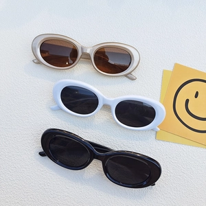 Lot de lunettes de soleil ovales vintage en champagne, blanc et noir avec cadres rétro