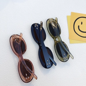 Lunettes de soleil ovales vintage en rose, noir et vert olive avec étoiles en argent