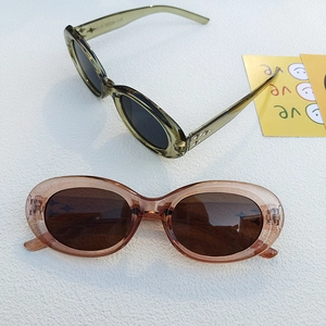 Détail de lunettes de soleil ovales rétro avec étoile et gravures sur les branches