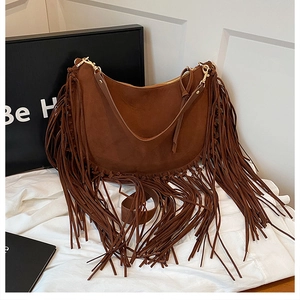Detail der braunen Wildleder-Hobo-Tasche im Boho-Stil mit langen Fransen und Gold-Details