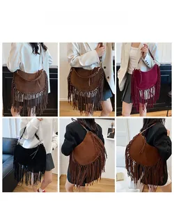 Λεπτομερείς λήψεις boho τσαντών από σουέτ με κρόσσια σε διάφορα χρώματα σε μοντέλο