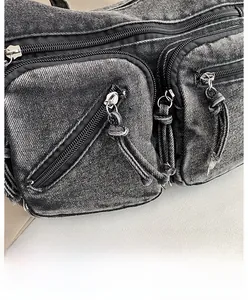 Détail du sac en denim délavé avec fermetures éclair argentées et bords effilochés
