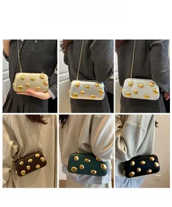 Collage de sacs boîtes tendance en six couleurs avec détails dorés et bandoulières