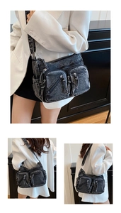 Détail du sac bandoulière en denim délavé avec deux fermetures éclair frontales
