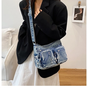 Détail du sac messager en denim délavé avec poches multiples et bandoulière réglable