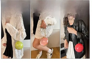 Dettaglio di borse sferiche eleganti con motivi marmorizzati e manici ad anello in metallo
