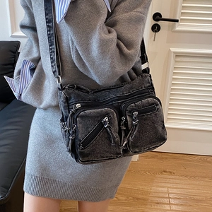 Sac messager en denim délavé rétro avec poches zippées et bandoulière large ajustable