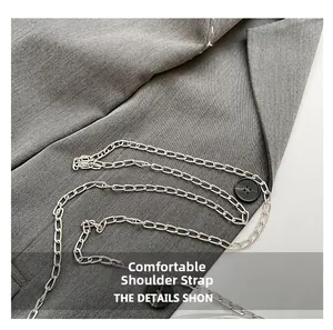 Nahaufnahme des eleganten silbernen Metallkettenriemens für Pilztasche mit Hochglanz-Finish