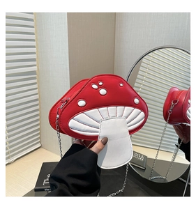 Detail der rot-weißen Pilz-Umhängetasche mit Leder-Punktmustern und eleganter Kette