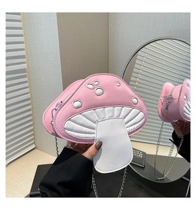 Details der rosa Pilztasche mit weißen Punkten, Silberkette und Reißverschluss