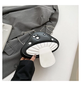 Detail einer kreativen Pilz-Umhängetasche mit schwarz-weißem Polka-Dot-Design und Kette