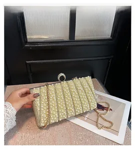 Detailansicht der luxuriösen Perlen-Abendtasche mit Goldkette und Diamantschließe