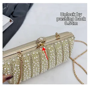 Detailansicht der Perlen-Abendtasche mit Ringverschluss-Mechanismus und goldener Kette