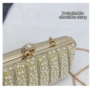 Detail der Abendtasche mit Perlentextur, Strass-Ringverschluss und abnehmbarer Kette