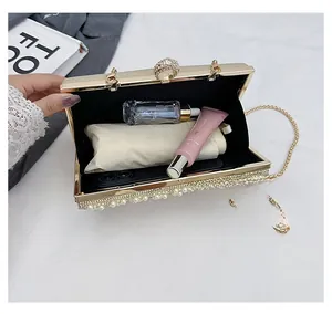Innenansicht der goldenen Abendtasche mit Platz für Handy und Kosmetikartikel