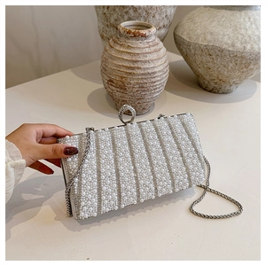 Detailaufnahme der Perlen-Abendtasche mit Strass-Ringverschluss und silberner Kette