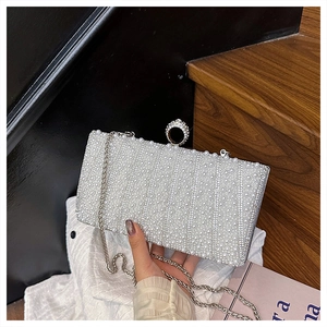 Details der silbernen Abendtasche mit weißen Perlen, Straßsteinen und Ringverschluss