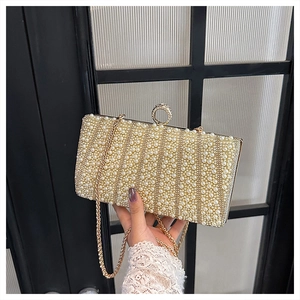 Details einer Abendtasche mit Kunstperlen, Strasssteinen und goldenem Ringverschluss