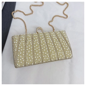 Nahaufnahme der Perlen-Abendtasche mit vertikalen Reihen und goldenem Verschluss mit Kette