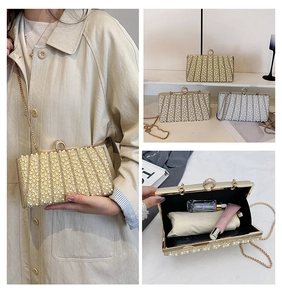 Makroansicht der Abendtasche mit Kristallen, Perlen, Ringgriff und Metallkette